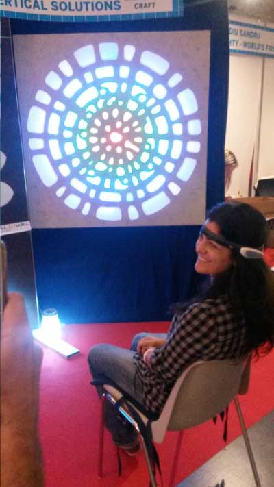 paola-equizi-prova-la-sua-opera-al-maker-faire-